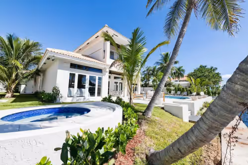 Beautifully renovated 6 Bedroom Mansion Pet Friendly