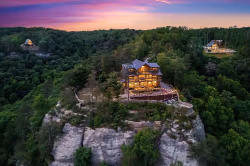 Cozy lodge sitting high in the sky, overlooking Red River Gorge Geological Area!