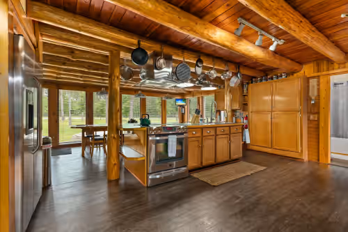MUST SEE! 4.5 acre, 5 cabins, sleeps up to 20, photo 3