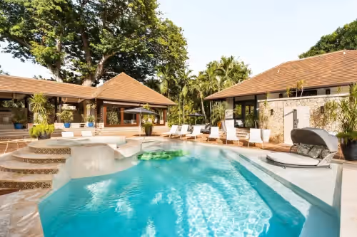 Casa Bailey: 6 bdrm w/ pool/jacuzzi/outdoor BBQ & firepit! Walk to beach!