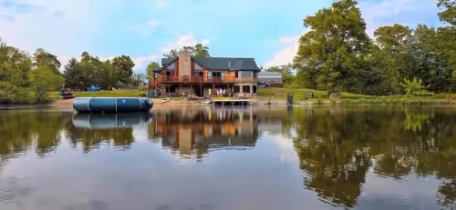 Fischer’s Secret Cabin on Private lake