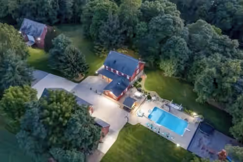 Historic Estate 4 bedrooms, game room, pool, hot tub, pickle ball and sledding!