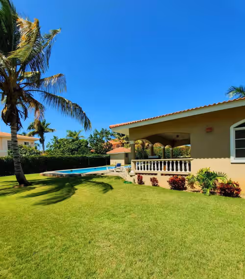 XXL guest-friendly complex, 14 bedrooms, 3 pools, sport courts, near beach/clubs