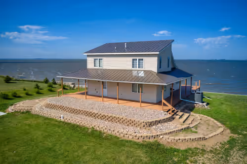 Cozy & secluded private beach side home