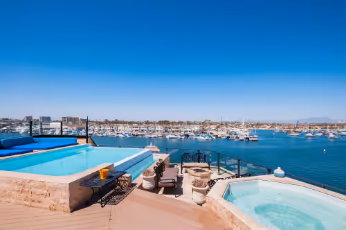 Waterfront Villa W/Rooftop pool, hot tub. Amazing 360 degree bay & beach views