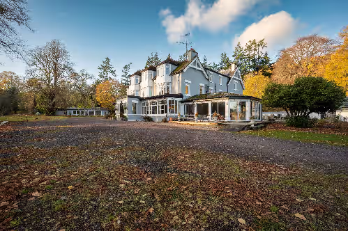 Polmaily House Lochness - A luxurious Country home- 2 mins drive to Loch Ness (sleeps 28)