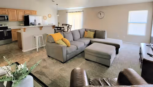 Quiet neighborhood, spacious home, near many activities, photo 2