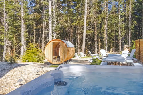 Cozy coastal retreat- Sauna, hot tub, firepit, ocean/forest views