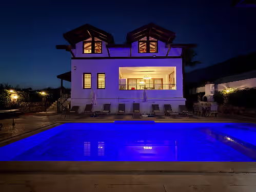 5 Bedrooms, heated pool, pool table, table tennis, bbq & wifi.