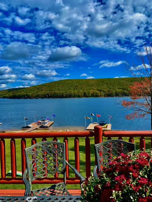 Unobstructed lake views from living areas. Restaurants & activities in minutes
