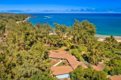 Huge 6 br/6 ba Beachfront, for big groups,A.C. accessible, in relaxed old Hawaii