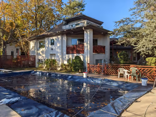 Large Custom Built Private Home on Lake - Centrally Located