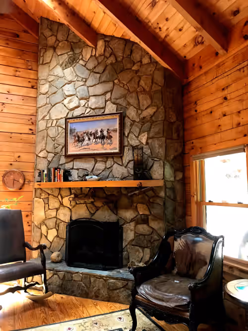 Riverfront Retreat w/Amazing Views! Fishing.Hiking.Deck.Gatherings/Weddings.WiFi, photo 2