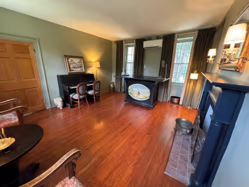 Enchanting Farmhouse Retreat with Infrared Sauna Huge Fire Pit Gourmet Kitchen, photo 3