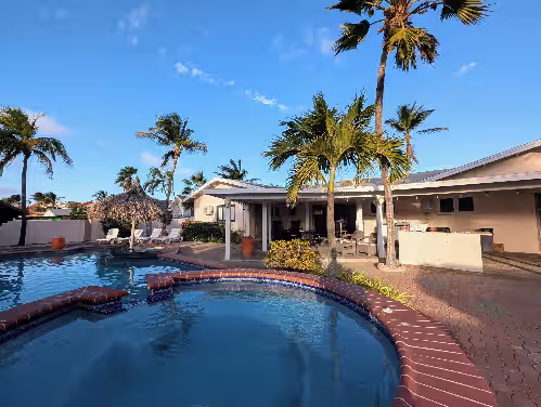 Huge Villa! Walk to Beach, Casinos, and Restaurants. Private Pool & Swim-up Bar, photo 4