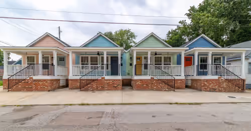 Massive 4 houses on one property perfect for family reunion and weddings