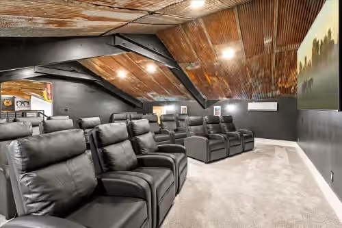 Bourbon Barndominium Bonanza! Golf Simulator+Theater+Hot Tub+Sports Bar+Arcade, photo 4