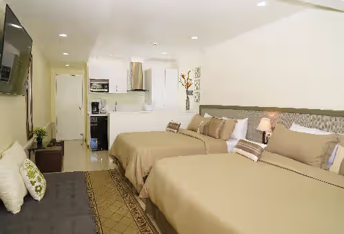 Room at BEST Palm Beach Villa 26ppl 10 Private Suites & Bathrooms 5 mins Beach Walk