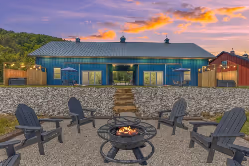 New Barndo/Kayak Launch/ 2 Private Hot Tubs