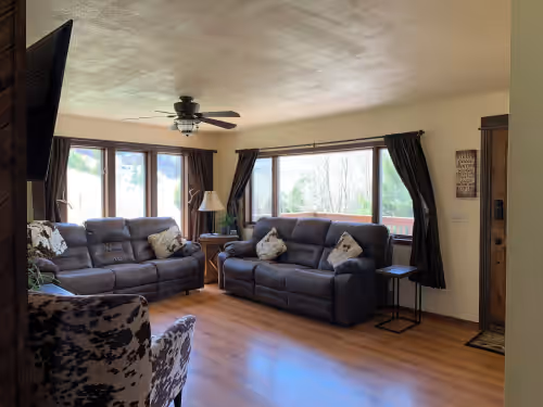 Newly remodeled on 13 Acre horse ranch. 5 mins from Yellowstone National Park