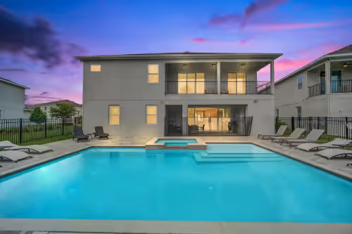 Luxurious 11 Bedroom Mansion with Ensuite Baths Water Splash Pad Awarded 5 Stars