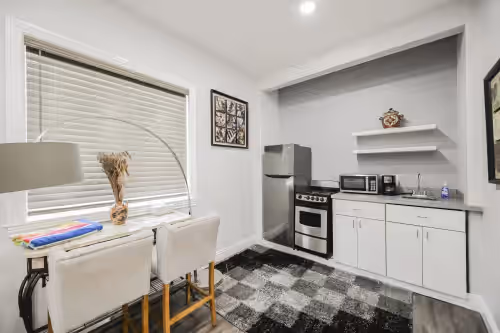 Private kitchen at Gated retreat- 4 miles to STRIP! Sleeps 30! Free hot tub! Massive lot