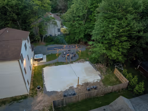 8 BEDROOM 5K Sq Ft Can Sleep 30, Minutes to Slopes and Lake, W/ VOLLEYBALL COURT