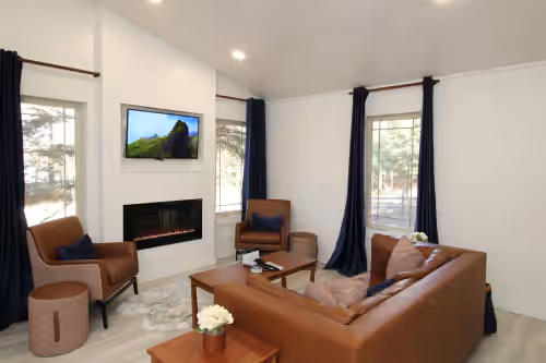 Ten Cabins on One Property, Fire Pit, BBQ, King Bed, Free Sledding, A/C