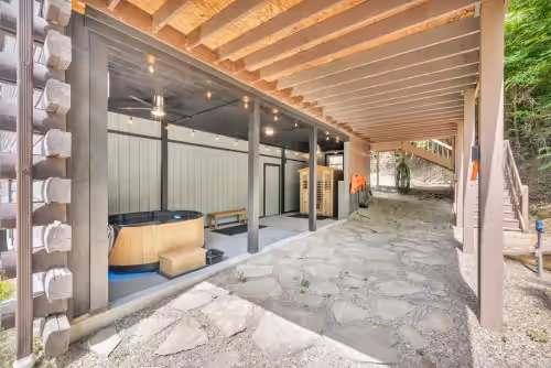 The Retreat at The Hideaway: 2 Cabins & 22 Guests!