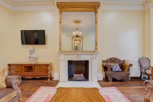 Living area at Stunning Victorian Mansion, Baltimore near Inner Harbor with 10 BR and 4 carpark