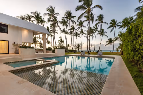 Amazing beach front new villa. Beatifull 8 suites for 20 guests. Cheff optional