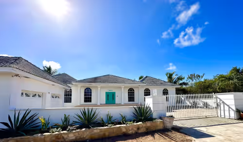 Exuma Luxury Ocean VIew 5bd 4ba house with pool, pickle ball court, & SUV
