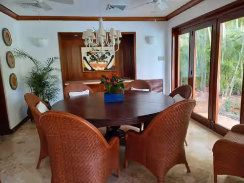 Five Bedroom house Central Location just a short walk from Minitas Beach