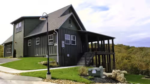 Bluff Cabin #3 with 5 bedrooms & Hot Tub