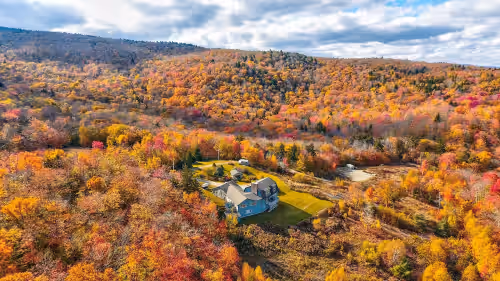 New! Cozy, private Chalet with stunning Mountain Views.
