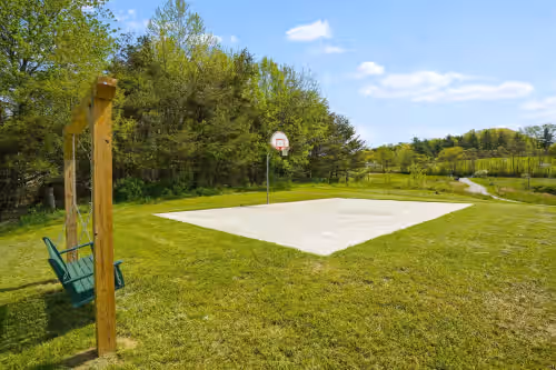 Best Location Lodge! Fishing Pond, WiFi , Fireplaces, Bball court, Onsite Trails, photo 4