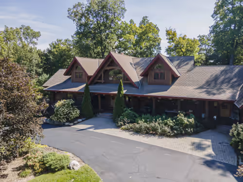 Log Cabin Mansion fronting Strawberry and Bass Lake with large oversized suites, photo 4