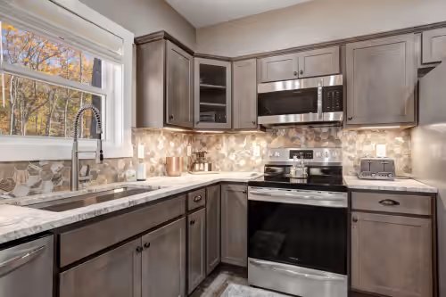 New Bear's Den: 7BR,5.5 bath,26+ Sleeps! Hotub,Gazebo Firepit,Game room⛷️??‍♂️
