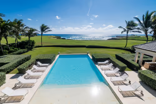 Beautiful 7 Bedrooms Oceanfront Villa with Superb Staff!