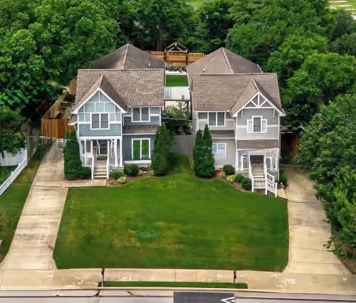 Downtown Mansion TWO 4BD/3BA w/ 2 HOTTUBS - Sleeps 24+