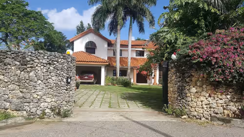 8BD Colonial Oceanfront Villa with private pool/garden/billiard