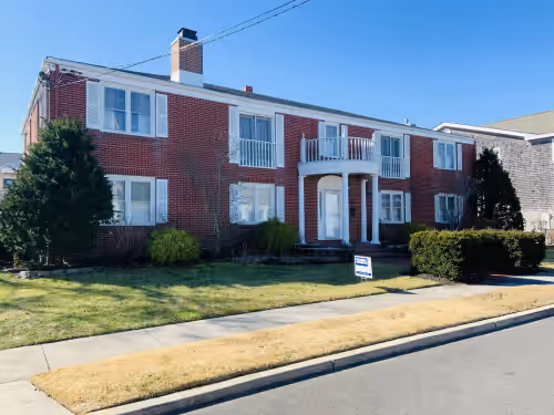 Perfect for families, large groups, weddings. Two blocks to beautiful beaches!