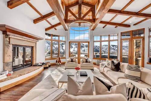 Stunning View Estate (2.6 acres) Walking distance to town