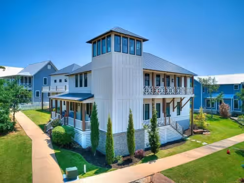 Carlton Landing. Large lakeview family home. Close to pool, pickleball & tennis!