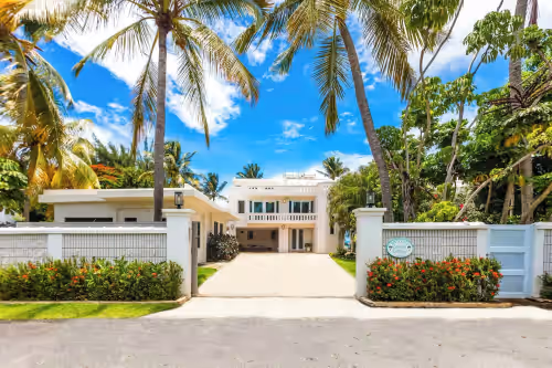 Oceanfront 8-bedroom Villa with Pool, Fully Fenced for Privacy, Incredible Views