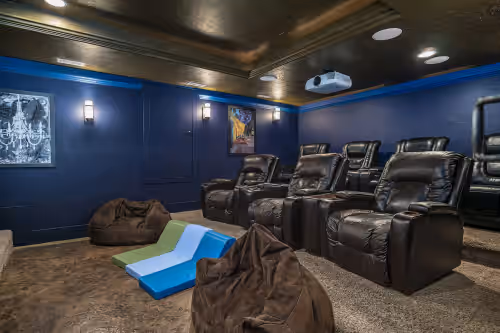 The "Big House" with.. Indoor Basketball, Trampoline and Play set, Theater Room, photo 4