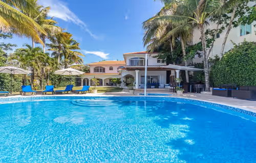 Luxury beachfront complex: 2 villas, pools, billiard, table tennis, volley!