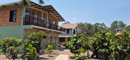 Tinyhouses and Tropical Gardens Con Paisaje a la Montaña, a 25 min del Airport