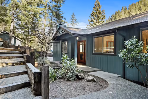 Galice Lodge House on the scenic Rogue River