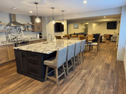 GRAND TRAVERSE GETAWAY Downtown luxury condo 3 blocks from the beach, sleeps 16, photo 4